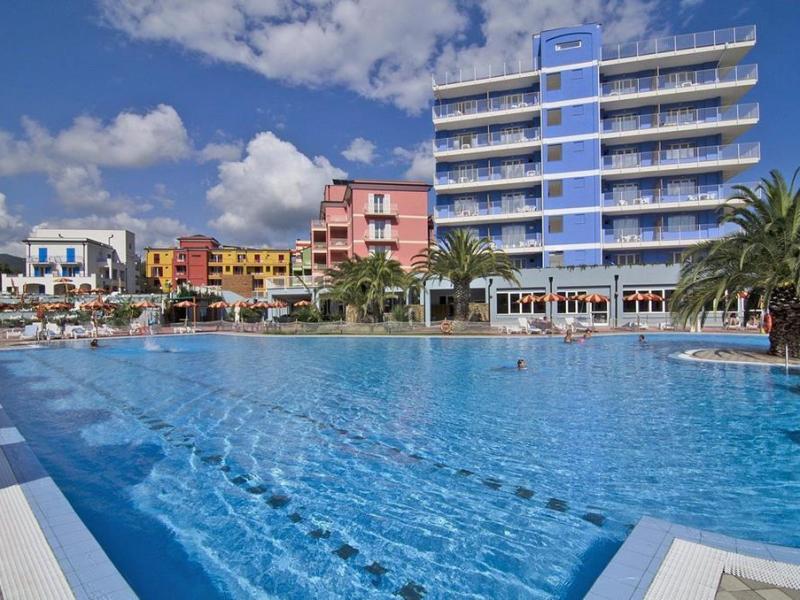 Vakantie naar Ai Pozzi Village Spa Resort in Loano in Italië