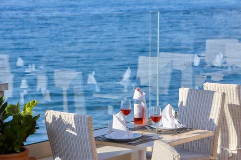 Alexander Beach Hotel & Village Resort vanaf €445,00!