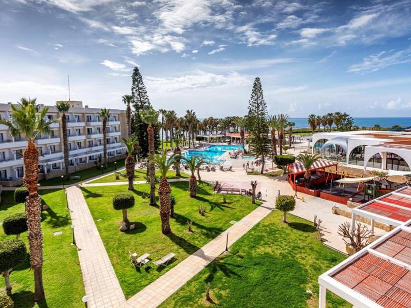 Vakantie naar Louis Phaethon Beach in Paphos in Cyprus